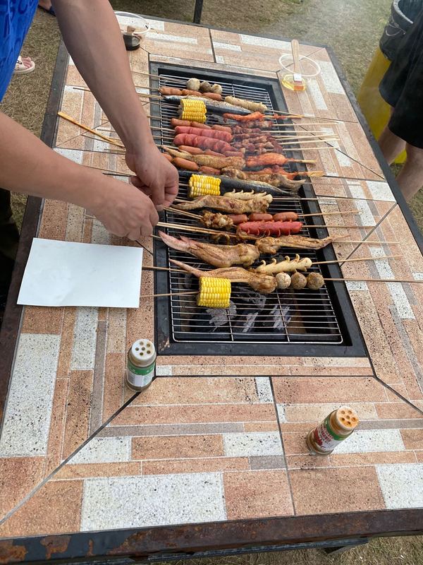 barbecuing2.jpg